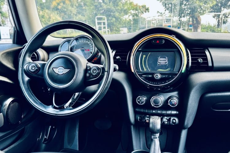 Used MINI 2014 1.5T COOPER Fun Interior 4