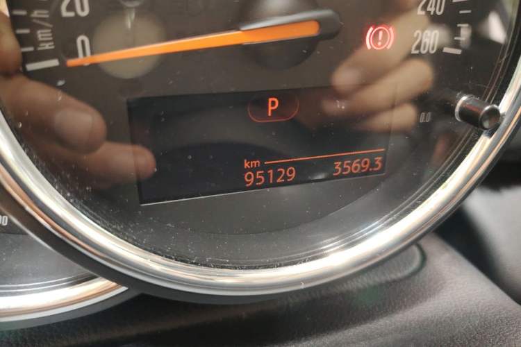 Used MINI 2014 1.5T COOPER Excitement Odometer Close Up