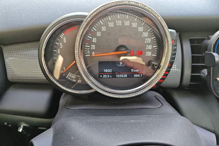 Used MINI 2014 1.5T COOPER Excitement Odometer Close Up