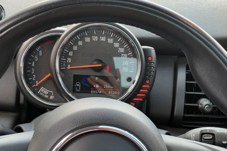 Used MINI 2014 1.2T ONE+ Odometer Close Up