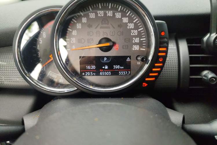 Used MINI 2014 1.5T COOPER Excitement Odometer Close Up