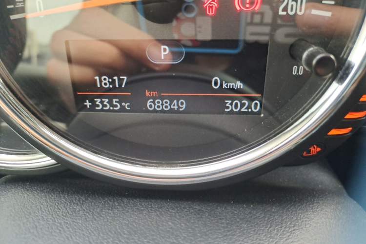 Used MINI 2014 2.0T COOPER S Fun Odometer Close Up