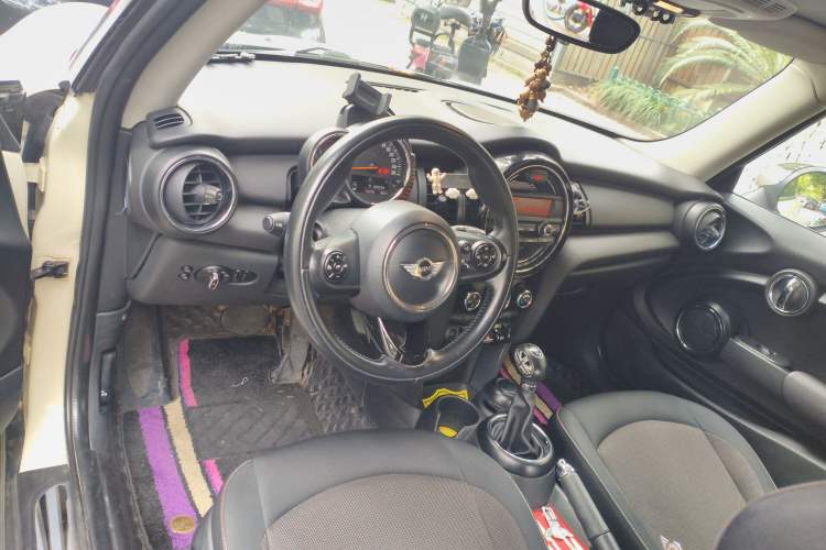 Used MINI 2014 1.2T ONE+ Center Console