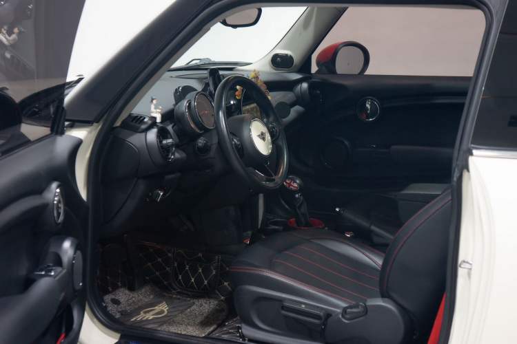 Used MINI 2014 1.5T COOPER Fun Interior 1