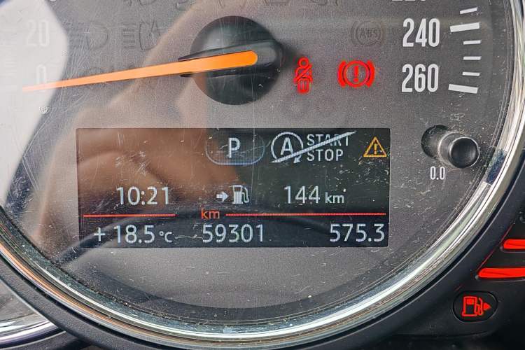 Used MINI 2014 1.2T ONE Odometer Close Up