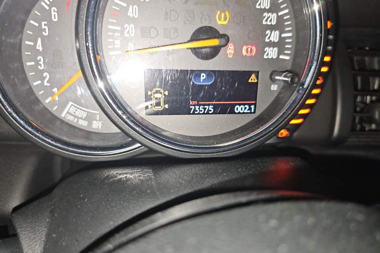 Used MINI 2014 1.2T ONE+ Odometer Close Up
