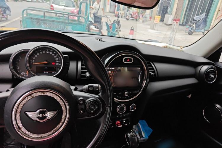 Used MINI 2014 1.2T ONE+ Center Console