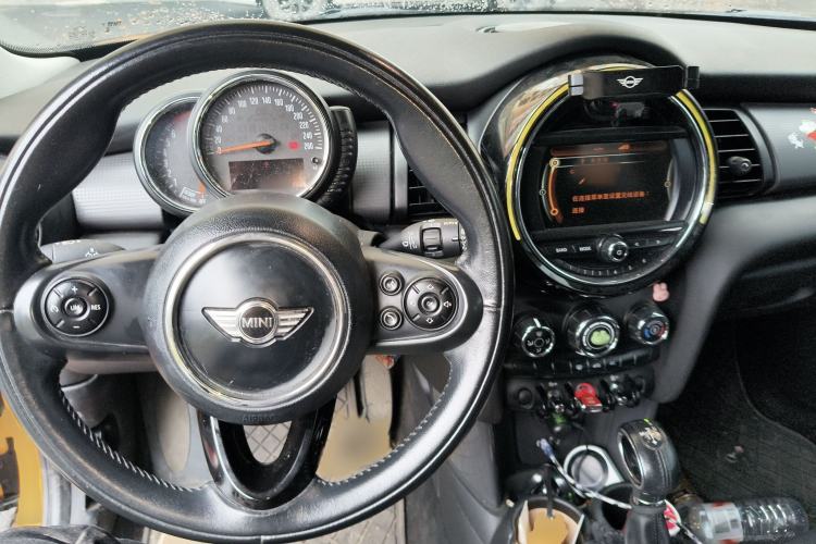Used MINI 2014 1.5T COOPER Fun Interior 2