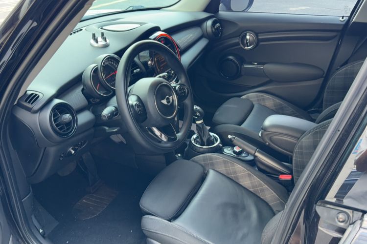 Used MINI 2015 1.5T COOPER Fun Five-Door Edition Interior 1