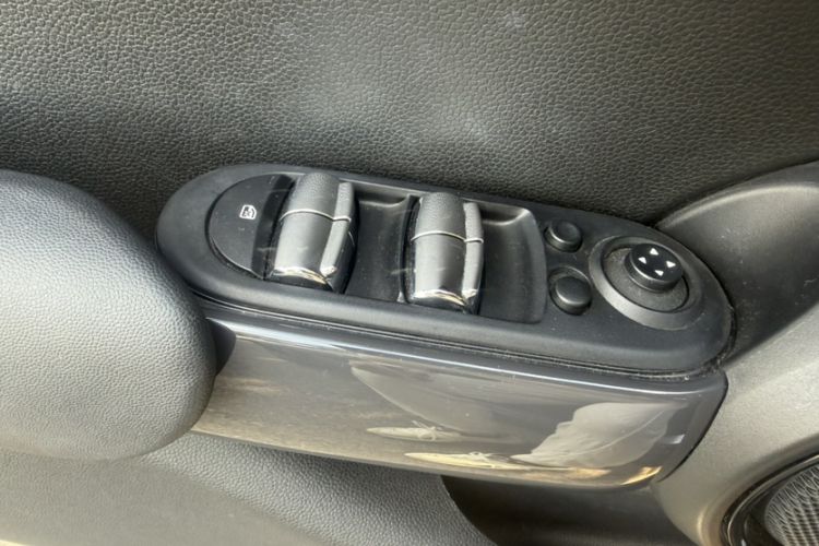 Used MINI 2015 1.5T COOPER Fun Five-Door Edition Interior 1