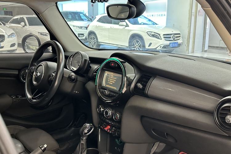 Used MINI 2015 1.5T COOPER Fun Five-Door Edition Interior 2