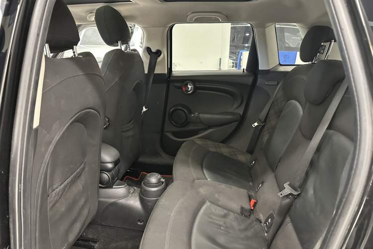 Used MINI 2015 1.5T COOPER Fun Five-Door Edition Interior 3