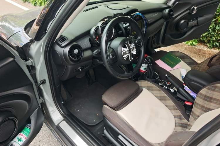 Used MINI 2015 1.5T COOPER Fun Five-Door Edition Interior 3