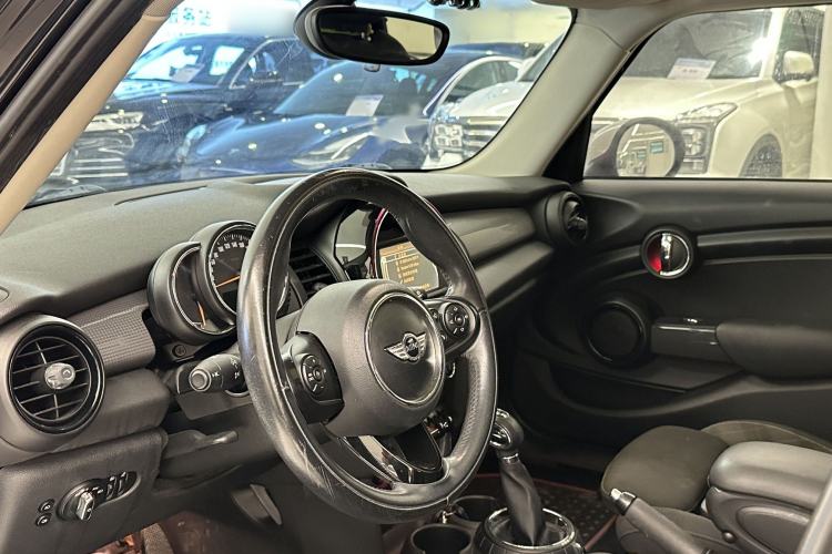 Used MINI 2015 1.5T COOPER Fun Five-Door Edition Interior 4