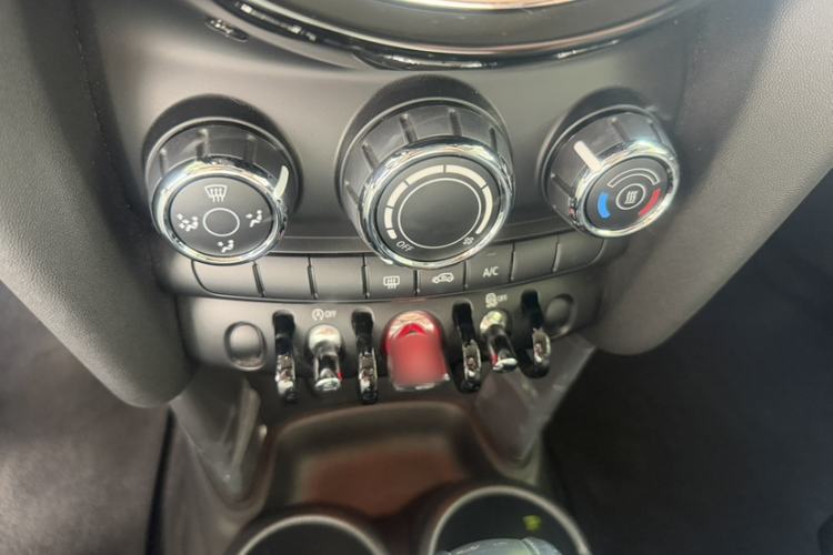 Used MINI 2015 1.5T COOPER Fun Five-Door Edition Interior 4
