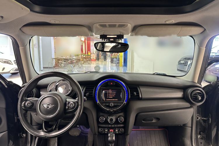 Used MINI 2015 1.5T COOPER Fun Five-Door Edition Interior 5