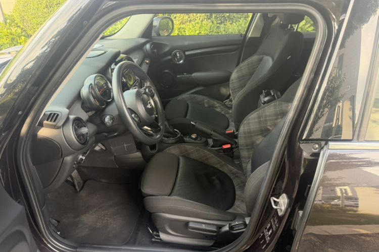 Used MINI 2015 1.5T COOPER Fun Five-Door Edition Interior 5