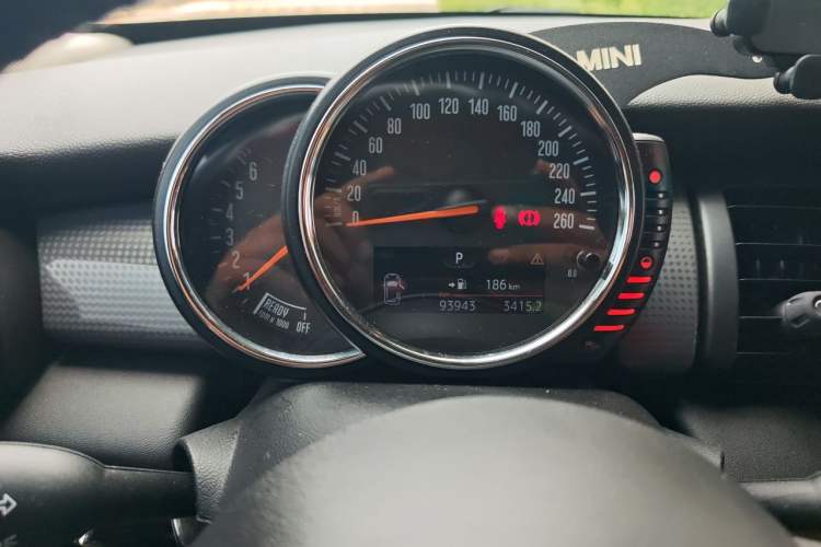 Used MINI 2015 1.5T COOPER Fun Five-Door Edition Odometer Close Up
