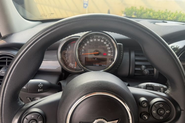 Used MINI 2015 1.5T COOPER Fun Five-Door Edition Odometer Close Up