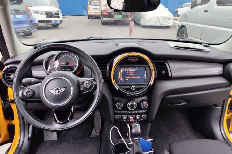 Used MINI 2015 1.5T COOPER Fun Five-Door Edition Center Console