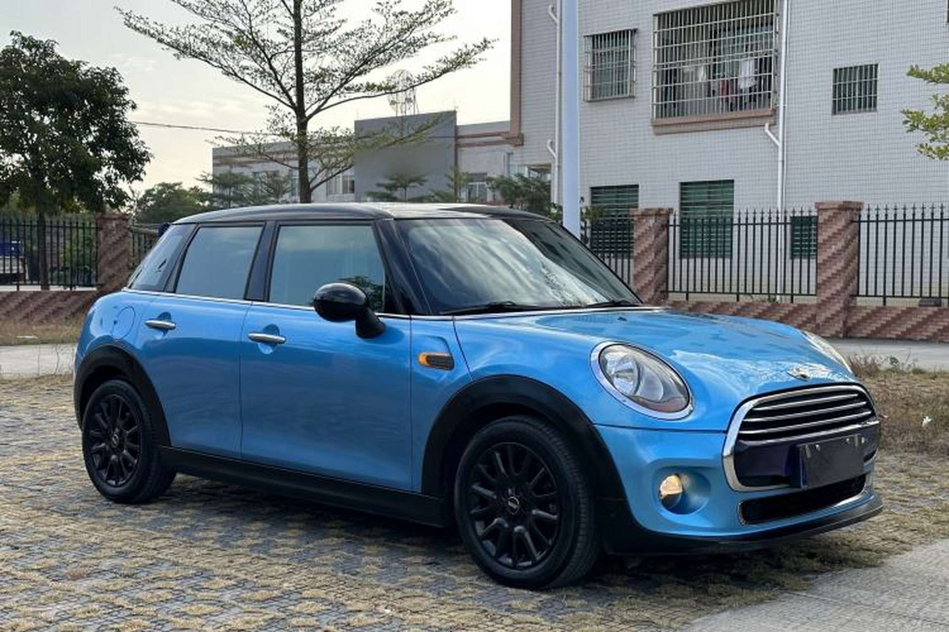 Used MINI 2015 1.5T COOPER Fun Five-Door Edition Exterior 4