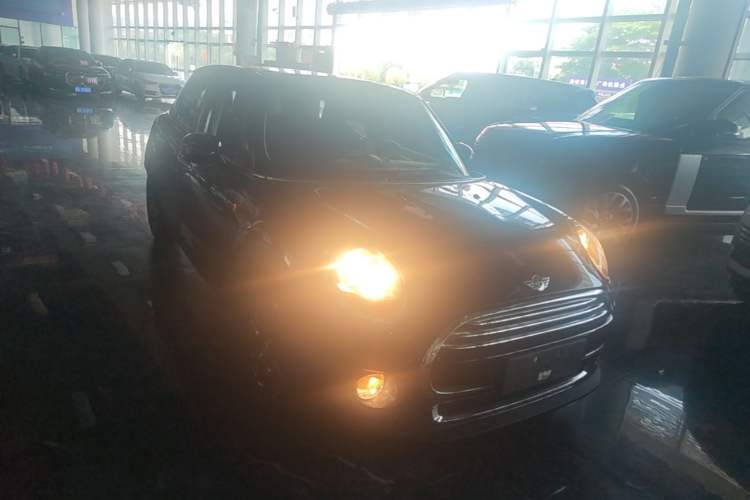 Used MINI 2015 1.5T COOPER Fun Five-Door Edition Front Right 45 Deg