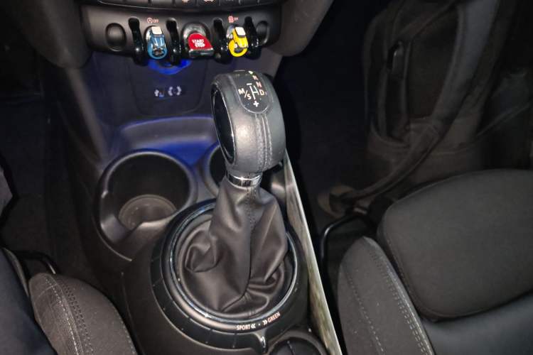 Used MINI 2015 1.5T COOPER Fun Five-Door Edition Gear Lever