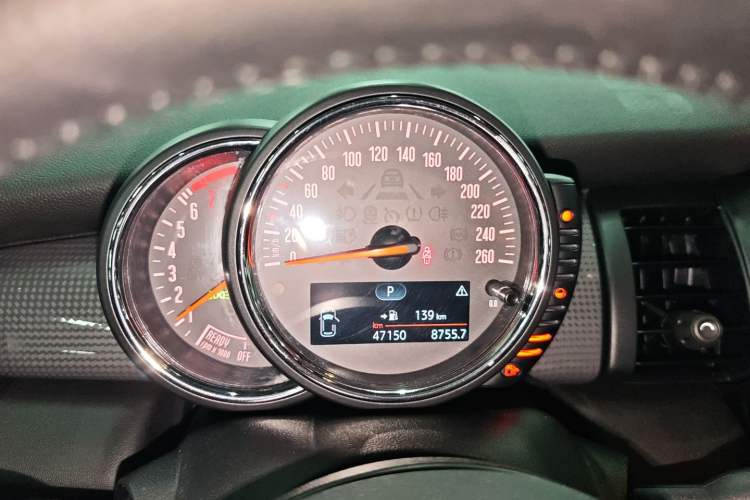 Used MINI 2015 1.5T COOPER Excitement Five-Door Edition Instrument Cluster