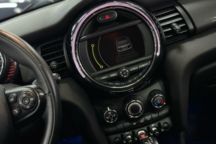 Used MINI 2015 1.5T COOPER Fun Five-Door Edition Interior 1