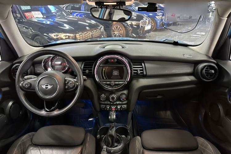 Used MINI 2015 1.5T COOPER Fun Five-Door Edition Interior 2