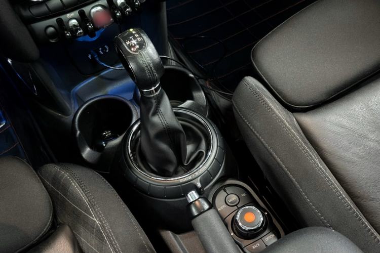 Used MINI 2015 1.5T COOPER Fun Five-Door Edition Interior 3