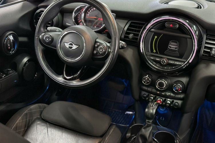 Used MINI 2015 1.5T COOPER Fun Five-Door Edition Interior 8