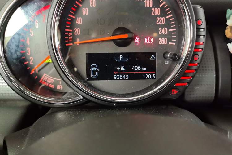Used MINI 2015 1.5T COOPER Fun Five-Door Edition Odometer Close Up