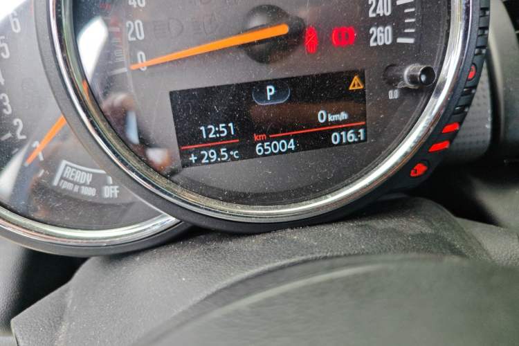 Used MINI 2015 1.5T COOPER Fun Five-Door Edition Odometer Close Up