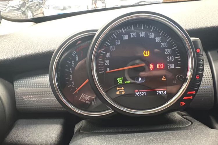 Used MINI 2015 1.5T COOPER Excitement Five-Door Edition Odometer Close Up