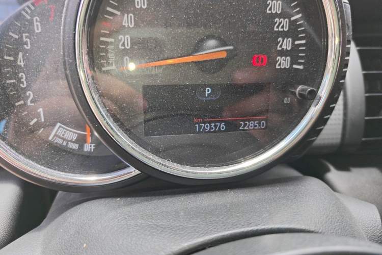 Used MINI 2015 1.5T COOPER Fun Five-Door Edition Odometer Close Up