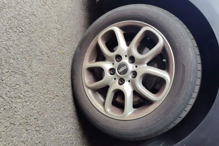 Used MINI 2015 1.5T COOPER Fun Five-Door Edition Right Front Wheel Hub