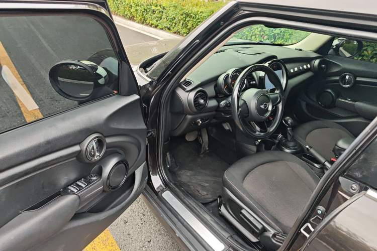 Used MINI 2015 1.2T ONE Five-Door Edition Interior 3