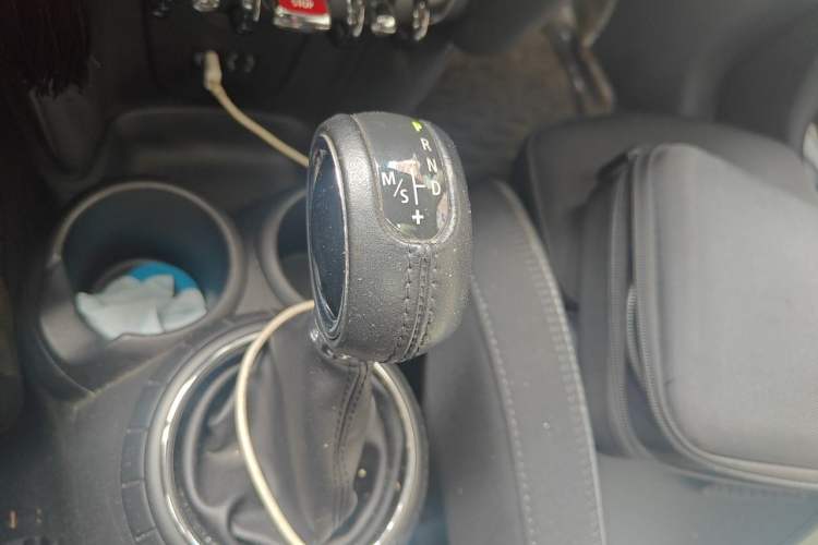 Used MINI 2015 1.5T COOPER Fun Five-Door Edition Gear Lever