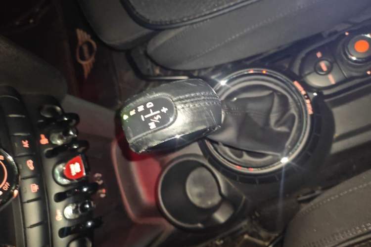 Used MINI 2015 1.5T COOPER Fun Five-Door Edition Gear Lever