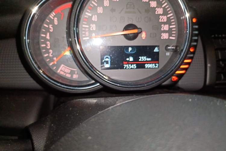Used MINI 2015 1.5T COOPER Fun Five-Door Edition Odometer Close Up