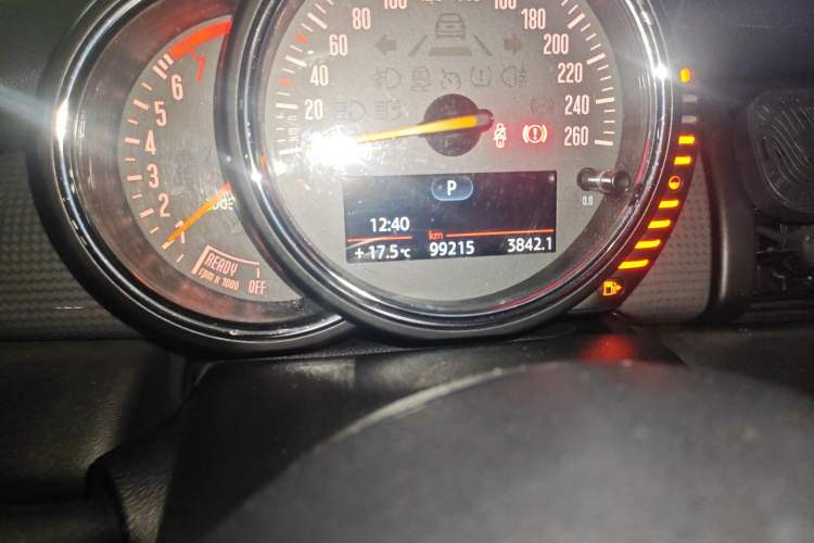 Used MINI 2015 1.5T COOPER Fun Five-Door Edition Odometer Close Up
