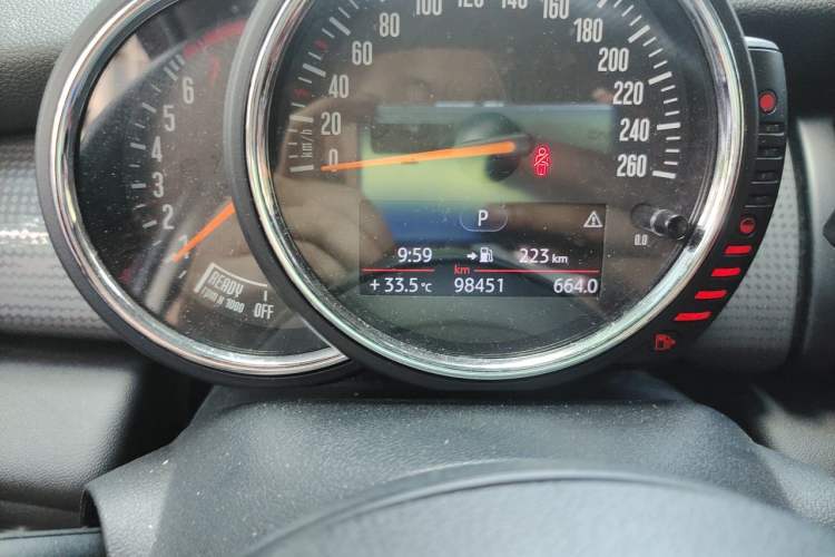 Used MINI 2015 1.5T COOPER Fun Five-Door Edition Odometer Close Up