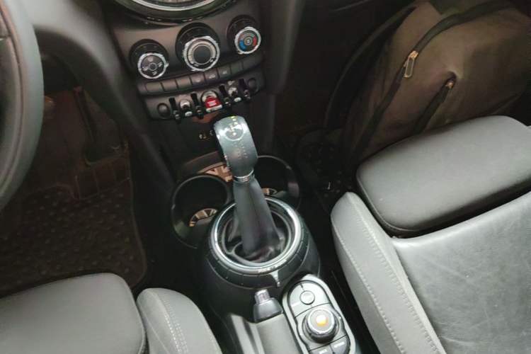 Used MINI 2015 1.5T COOPER Fun Five-Door Edition Gear Lever