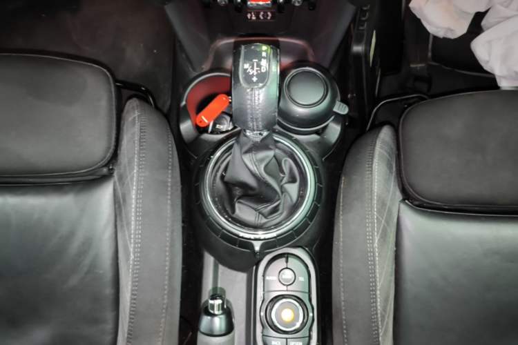 Used MINI 2015 1.5T COOPER Fun Five-Door Edition Gear Lever