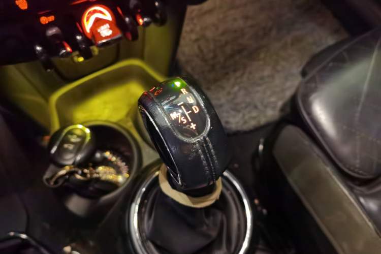Used MINI 2015 1.5T COOPER Excitement Five-Door Edition Gear Lever