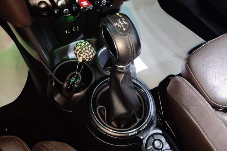 Used MINI 2015 1.5T COOPER Excitement Five-Door Edition Gear Lever