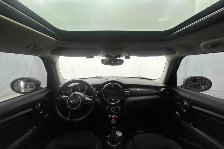 Used MINI 2015 1.5T COOPER Fun Five-Door Edition Interior 3