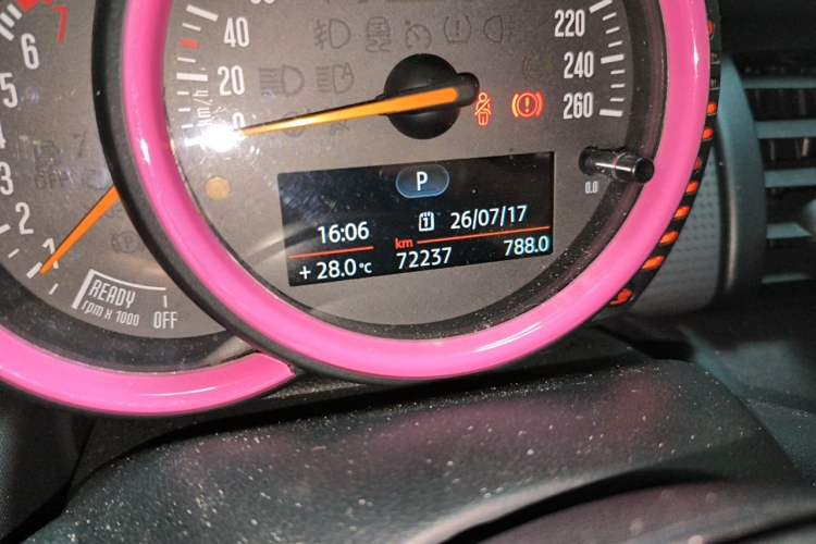 Used MINI 2015 1.5T COOPER Fun Five-Door Edition Odometer Close Up