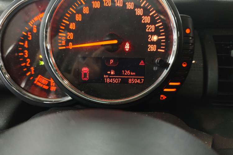 Used MINI 2015 1.5T COOPER Fun Five-Door Edition Odometer Close Up